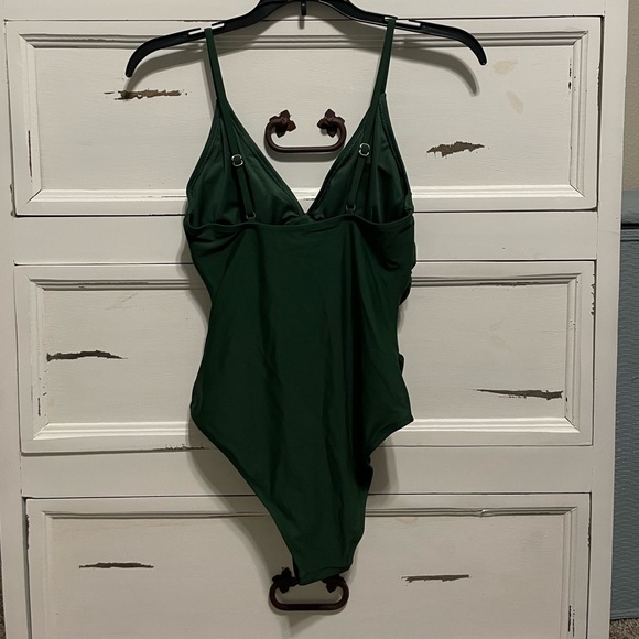 Small Hunter green Cupshe ladies maternity swimsuit. - Picture 7 of 7